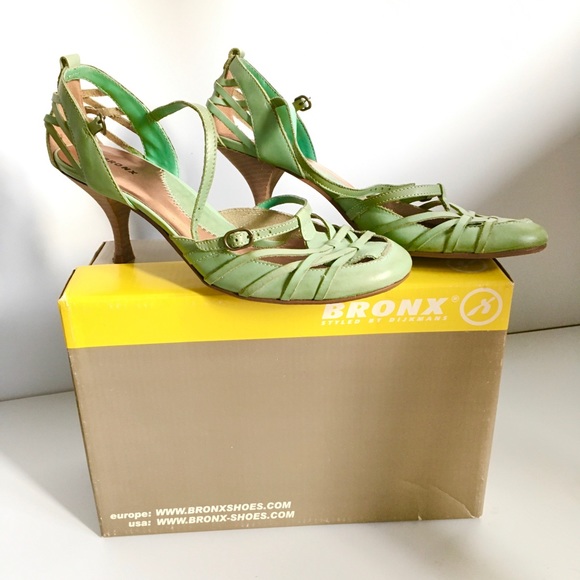 Vintage Mint Green Strappy Shoes - Picture 3 of 4